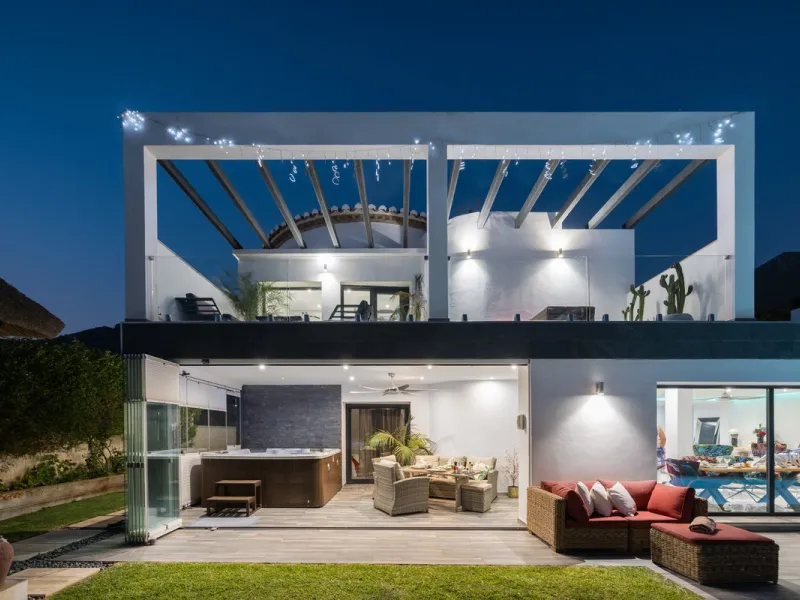 Spectacular villa that perfectly blends Mediterranean style with contemporary design, combining traditional charm with modern comfort and top-quality finishes. Located in the prestigious Buena Vista area of Mijas, it offers a unique lifestyle in a peacefu