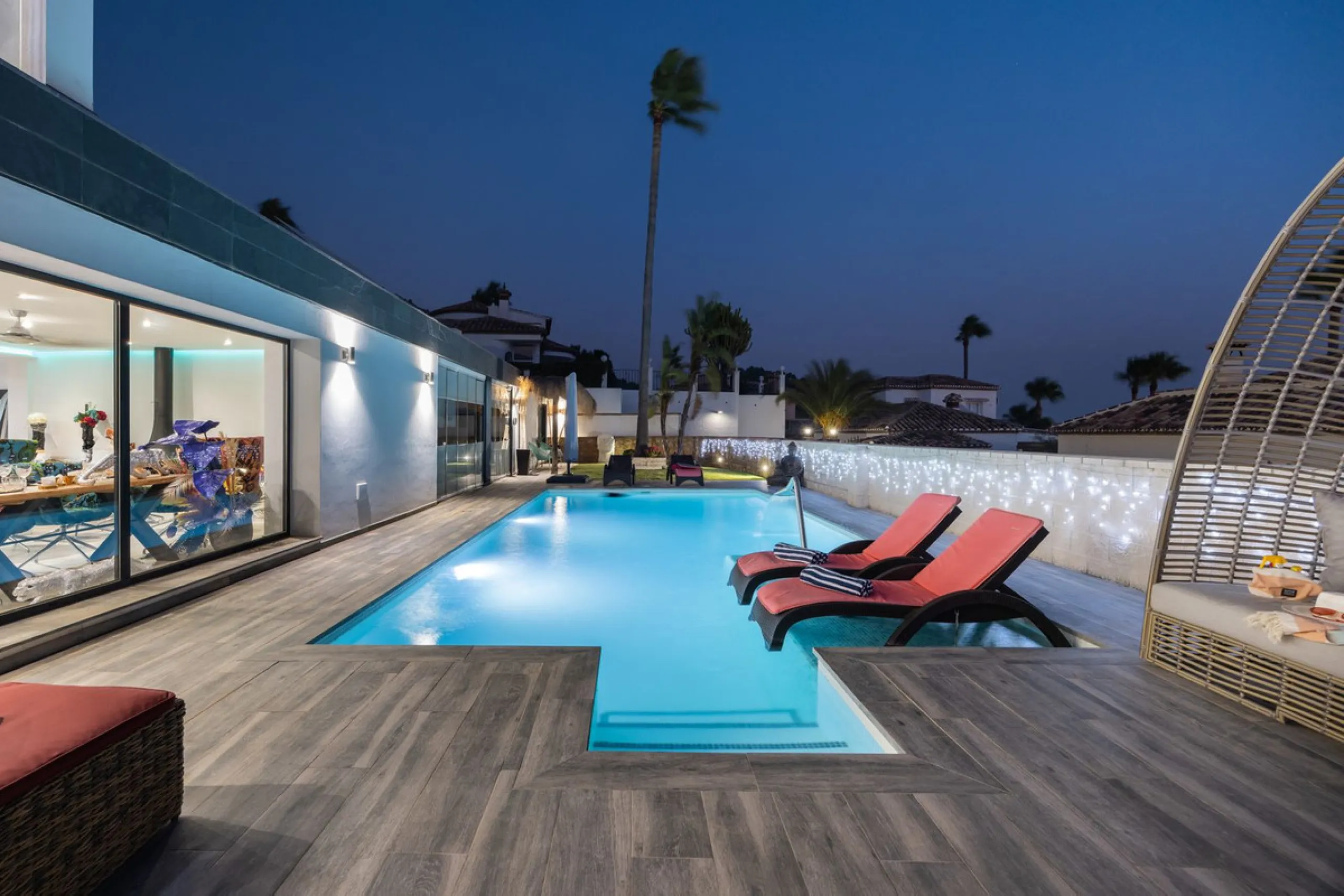 Spectacular villa that perfectly blends Mediterranean style with contemporary design, combining traditional charm with modern comfort and top-quality finishes. Located in the prestigious Buena Vista area of Mijas, it offers a unique lifestyle in a peacefu