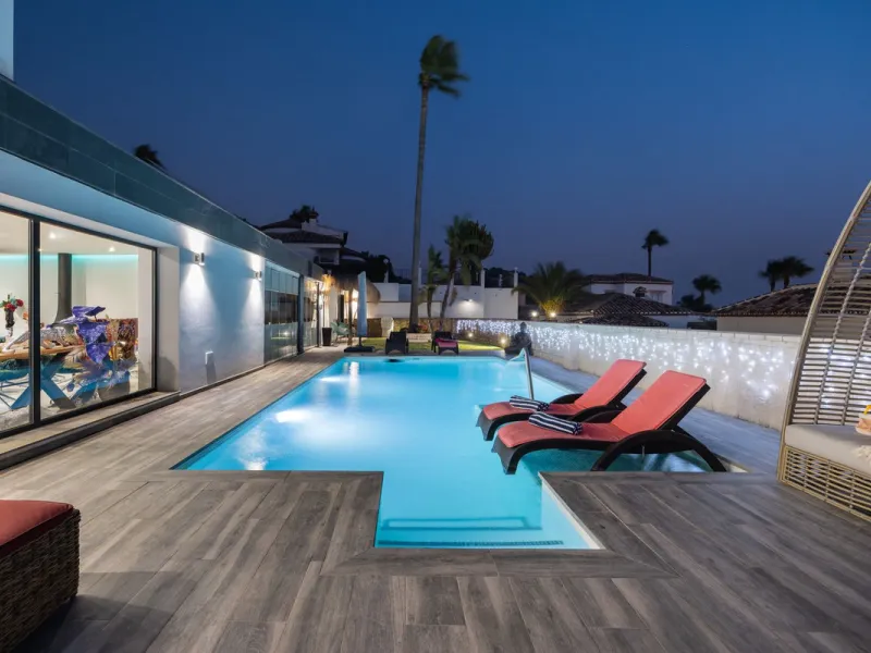 Spectacular villa that perfectly blends Mediterranean style with contemporary design, combining traditional charm with modern comfort and top-quality finishes. Located in the prestigious Buena Vista area of Mijas, it offers a unique lifestyle in a peacefu