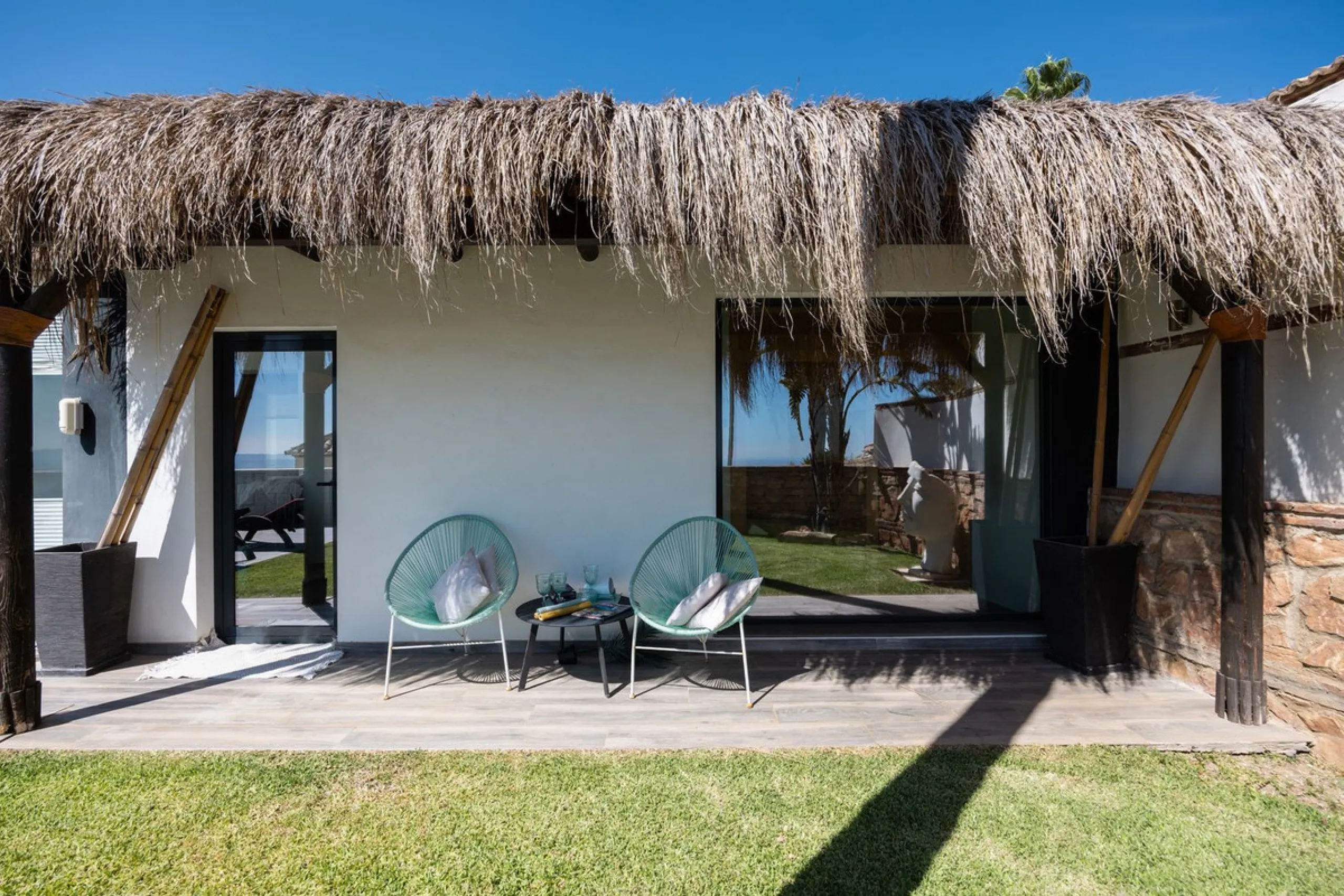Spectacular villa that perfectly blends Mediterranean style with contemporary design, combining traditional charm with modern comfort and top-quality finishes. Located in the prestigious Buena Vista area of Mijas, it offers a unique lifestyle in a peacefu