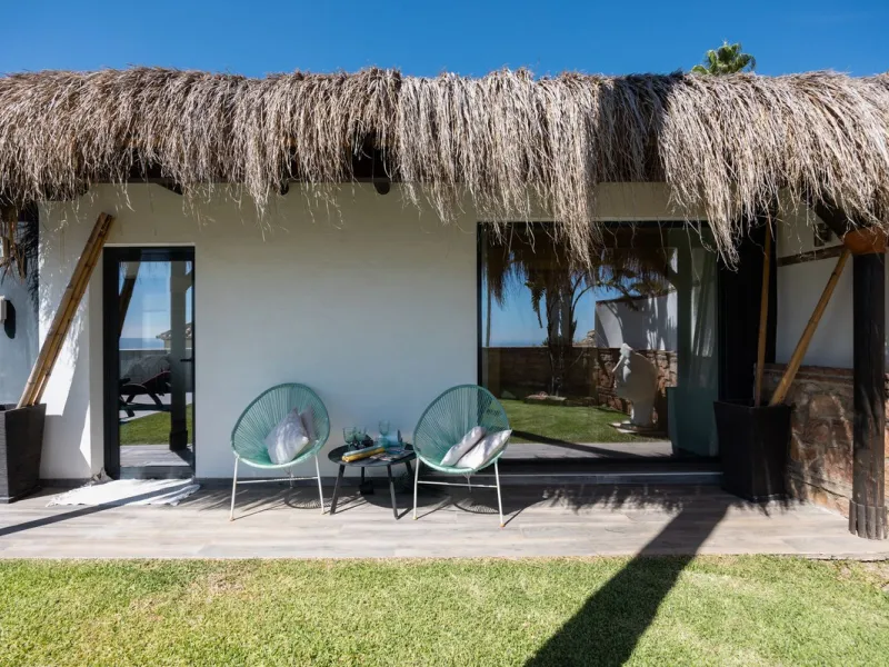 Spectacular villa that perfectly blends Mediterranean style with contemporary design, combining traditional charm with modern comfort and top-quality finishes. Located in the prestigious Buena Vista area of Mijas, it offers a unique lifestyle in a peacefu