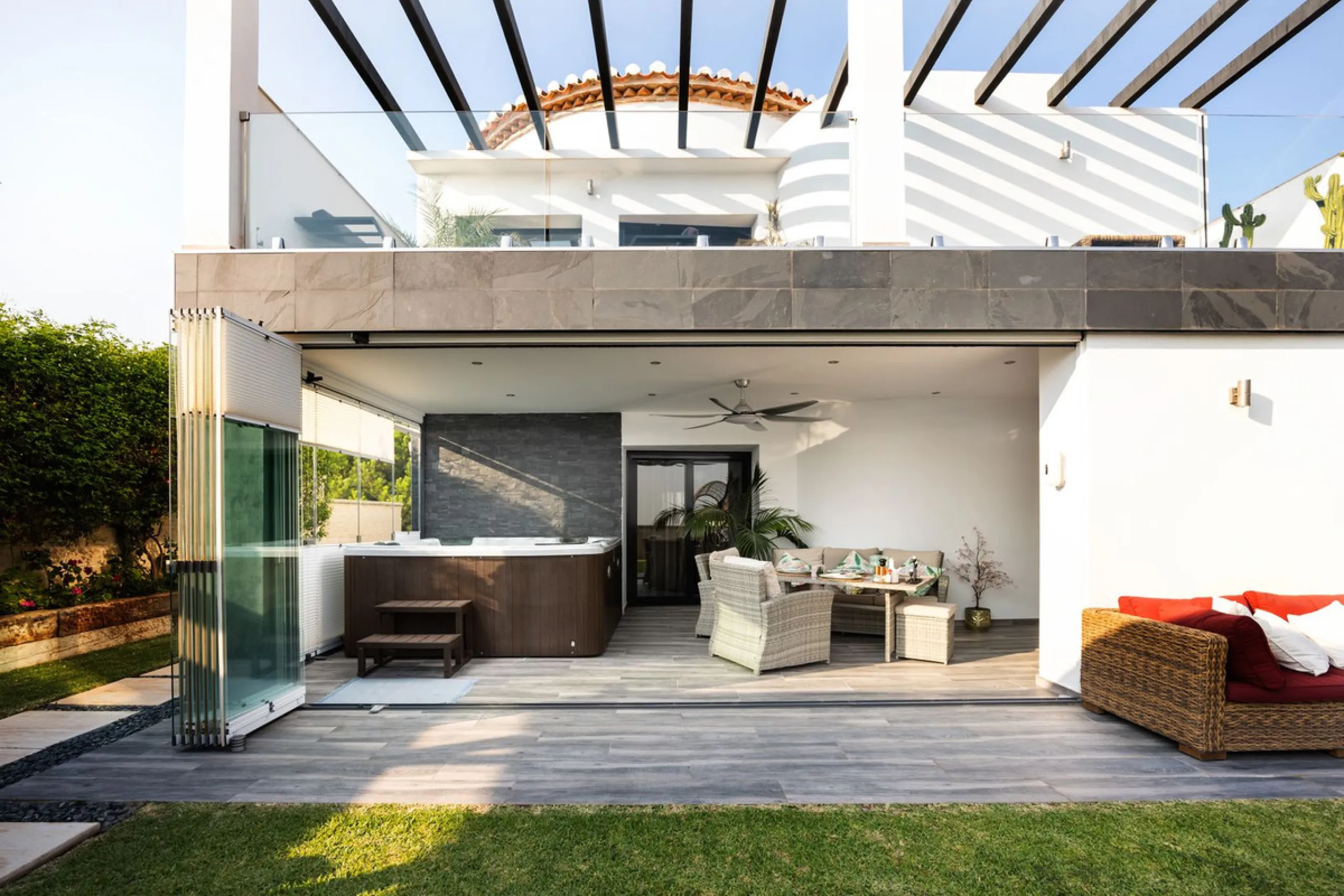 Spectacular villa that perfectly blends Mediterranean style with contemporary design, combining traditional charm with modern comfort and top-quality finishes. Located in the prestigious Buena Vista area of Mijas, it offers a unique lifestyle in a peacefu