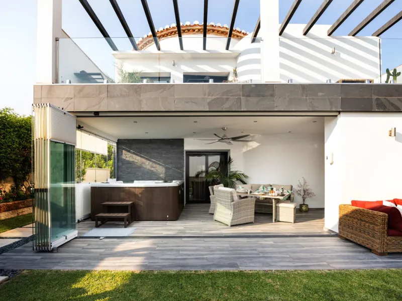 Spectacular villa that perfectly blends Mediterranean style with contemporary design, combining traditional charm with modern comfort and top-quality finishes. Located in the prestigious Buena Vista area of Mijas, it offers a unique lifestyle in a peacefu