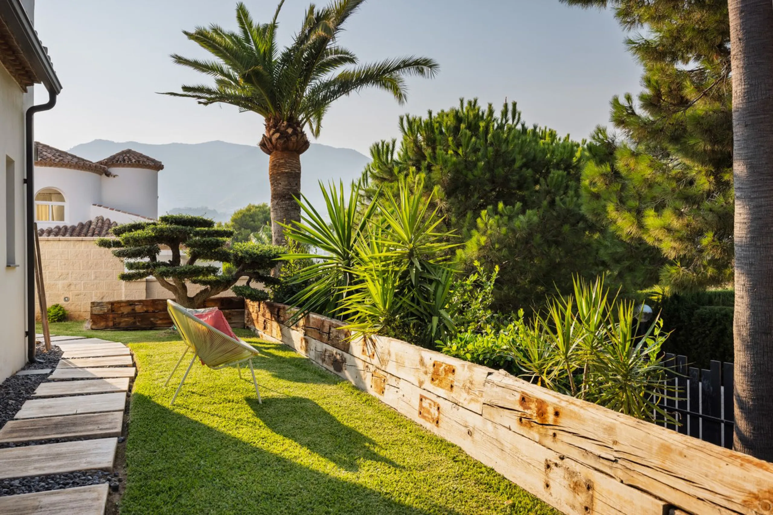 Spectacular villa that perfectly blends Mediterranean style with contemporary design, combining traditional charm with modern comfort and top-quality finishes. Located in the prestigious Buena Vista area of Mijas, it offers a unique lifestyle in a peacefu