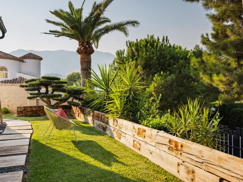 Spectacular villa that perfectly blends Mediterranean style with contemporary design, combining traditional charm with modern comfort and top-quality finishes. Located in the prestigious Buena Vista area of Mijas, it offers a unique lifestyle in a peacefu