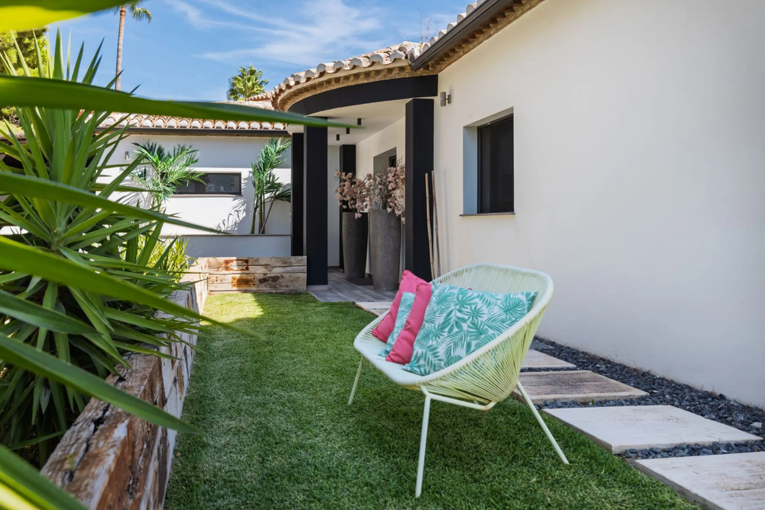 Spectacular villa that perfectly blends Mediterranean style with contemporary design, combining traditional charm with modern comfort and top-quality finishes. Located in the prestigious Buena Vista area of Mijas, it offers a unique lifestyle in a peacefu