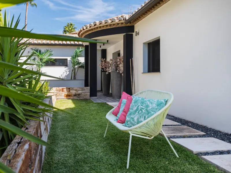 Spectacular villa that perfectly blends Mediterranean style with contemporary design, combining traditional charm with modern comfort and top-quality finishes. Located in the prestigious Buena Vista area of Mijas, it offers a unique lifestyle in a peacefu
