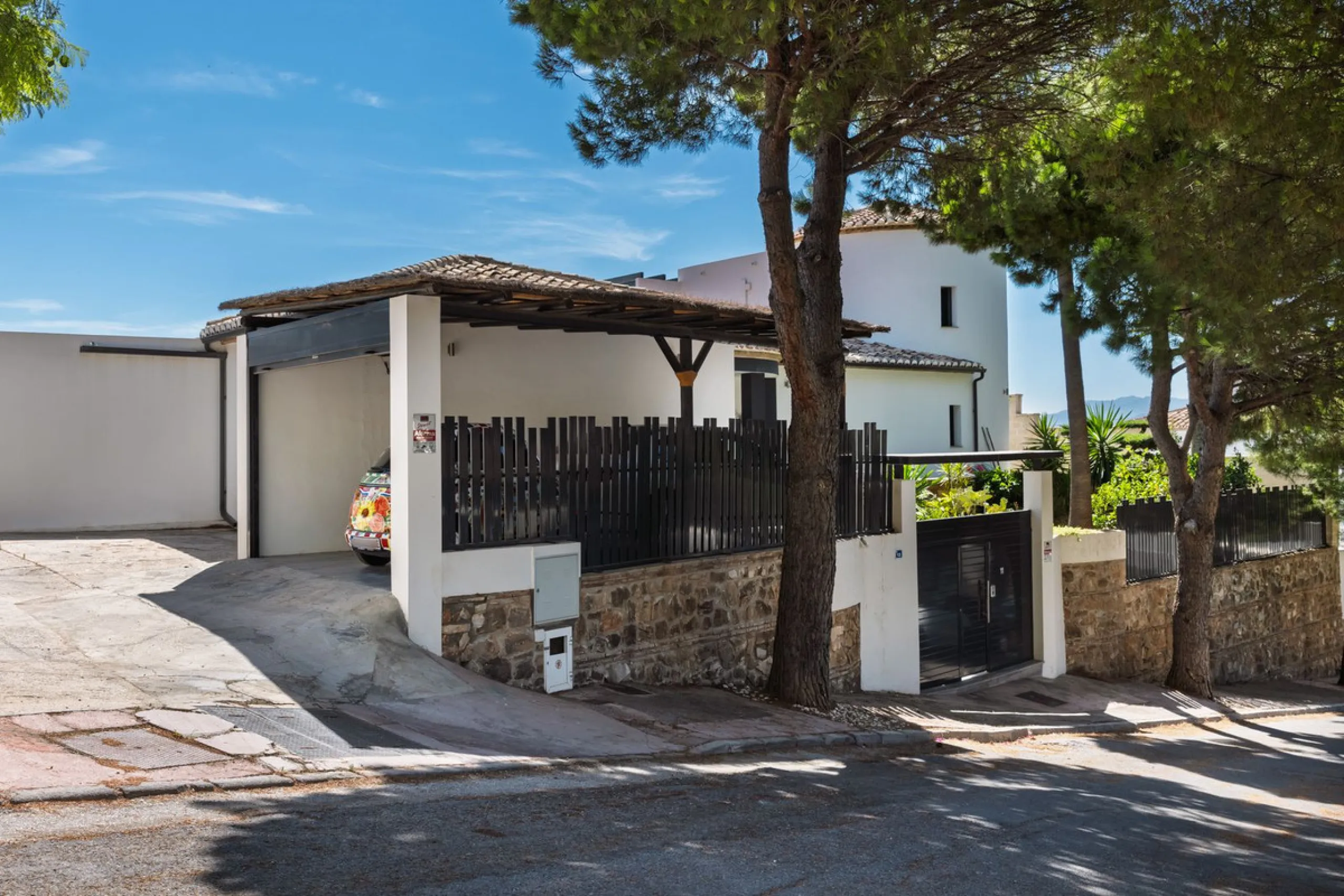 Spectacular villa that perfectly blends Mediterranean style with contemporary design, combining traditional charm with modern comfort and top-quality finishes. Located in the prestigious Buena Vista area of Mijas, it offers a unique lifestyle in a peacefu