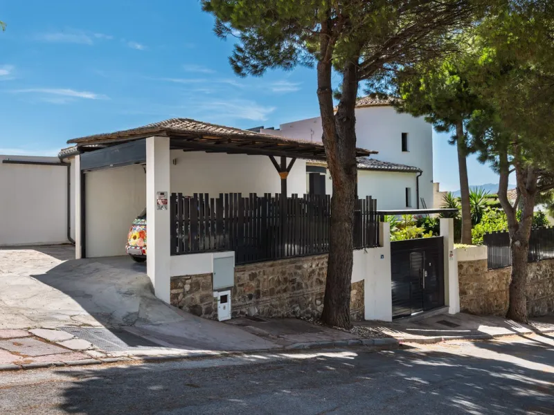 Spectacular villa that perfectly blends Mediterranean style with contemporary design, combining traditional charm with modern comfort and top-quality finishes. Located in the prestigious Buena Vista area of Mijas, it offers a unique lifestyle in a peacefu