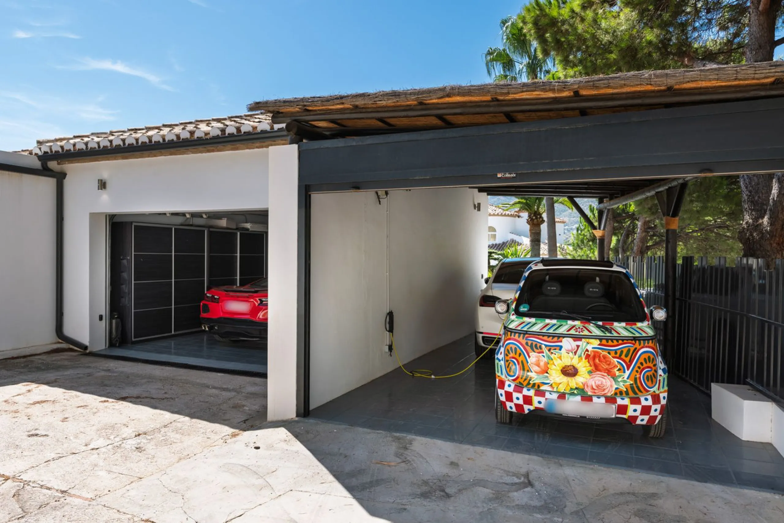 Spectacular villa that perfectly blends Mediterranean style with contemporary design, combining traditional charm with modern comfort and top-quality finishes. Located in the prestigious Buena Vista area of Mijas, it offers a unique lifestyle in a peacefu