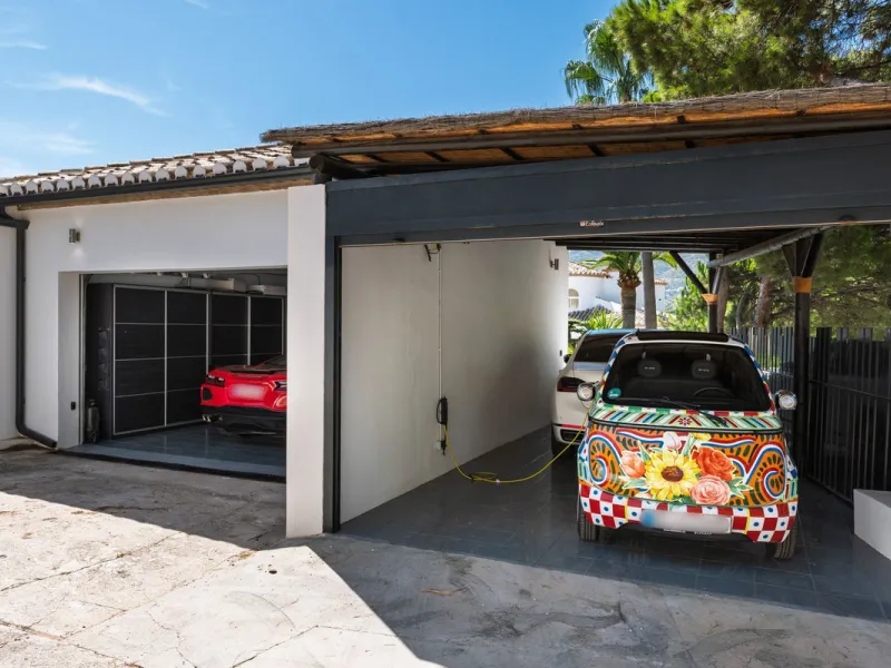 Spectacular villa that perfectly blends Mediterranean style with contemporary design, combining traditional charm with modern comfort and top-quality finishes. Located in the prestigious Buena Vista area of Mijas, it offers a unique lifestyle in a peacefu