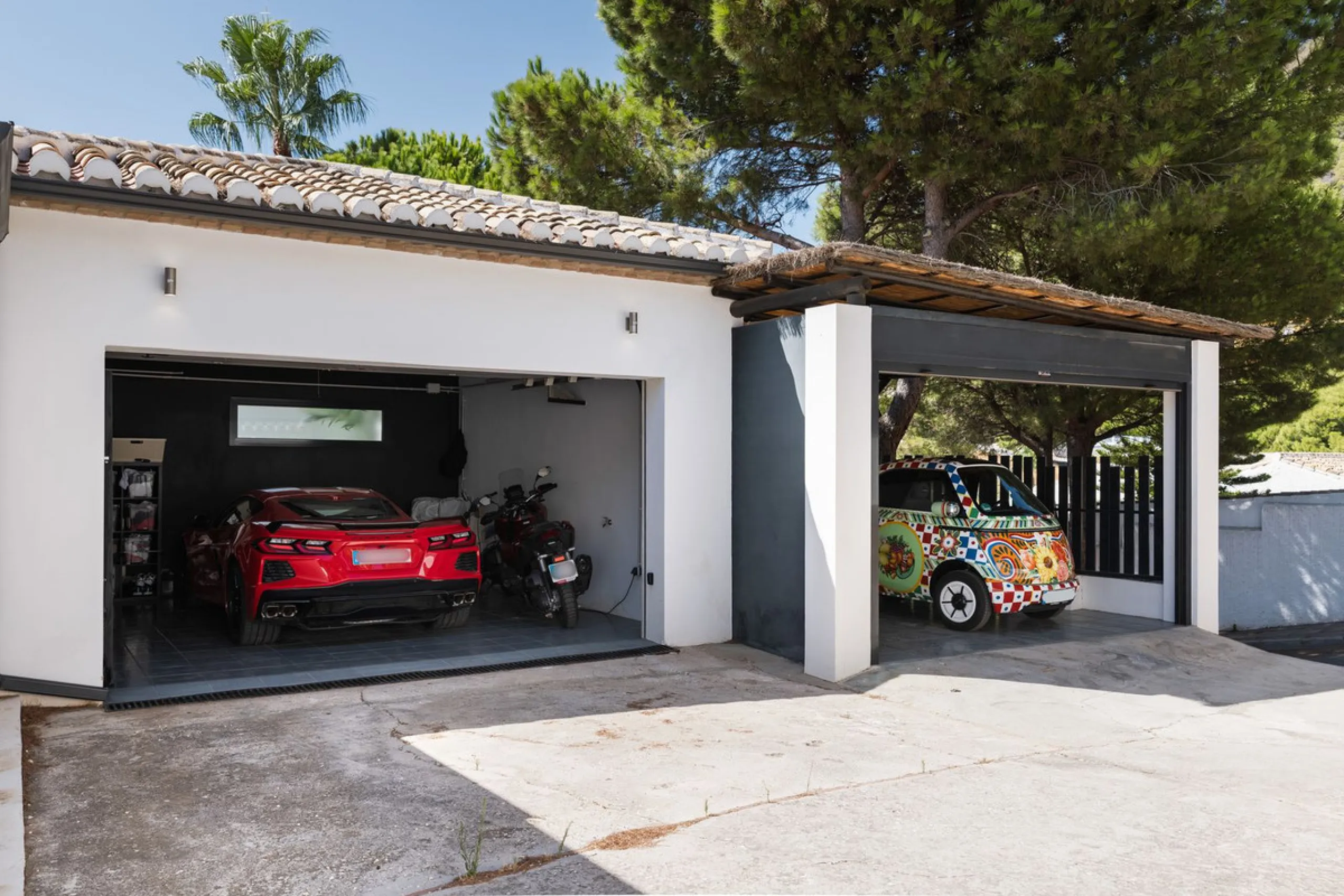 Spectacular villa that perfectly blends Mediterranean style with contemporary design, combining traditional charm with modern comfort and top-quality finishes. Located in the prestigious Buena Vista area of Mijas, it offers a unique lifestyle in a peacefu