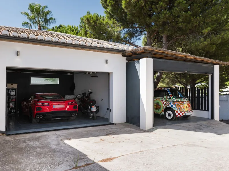 Spectacular villa that perfectly blends Mediterranean style with contemporary design, combining traditional charm with modern comfort and top-quality finishes. Located in the prestigious Buena Vista area of Mijas, it offers a unique lifestyle in a peacefu