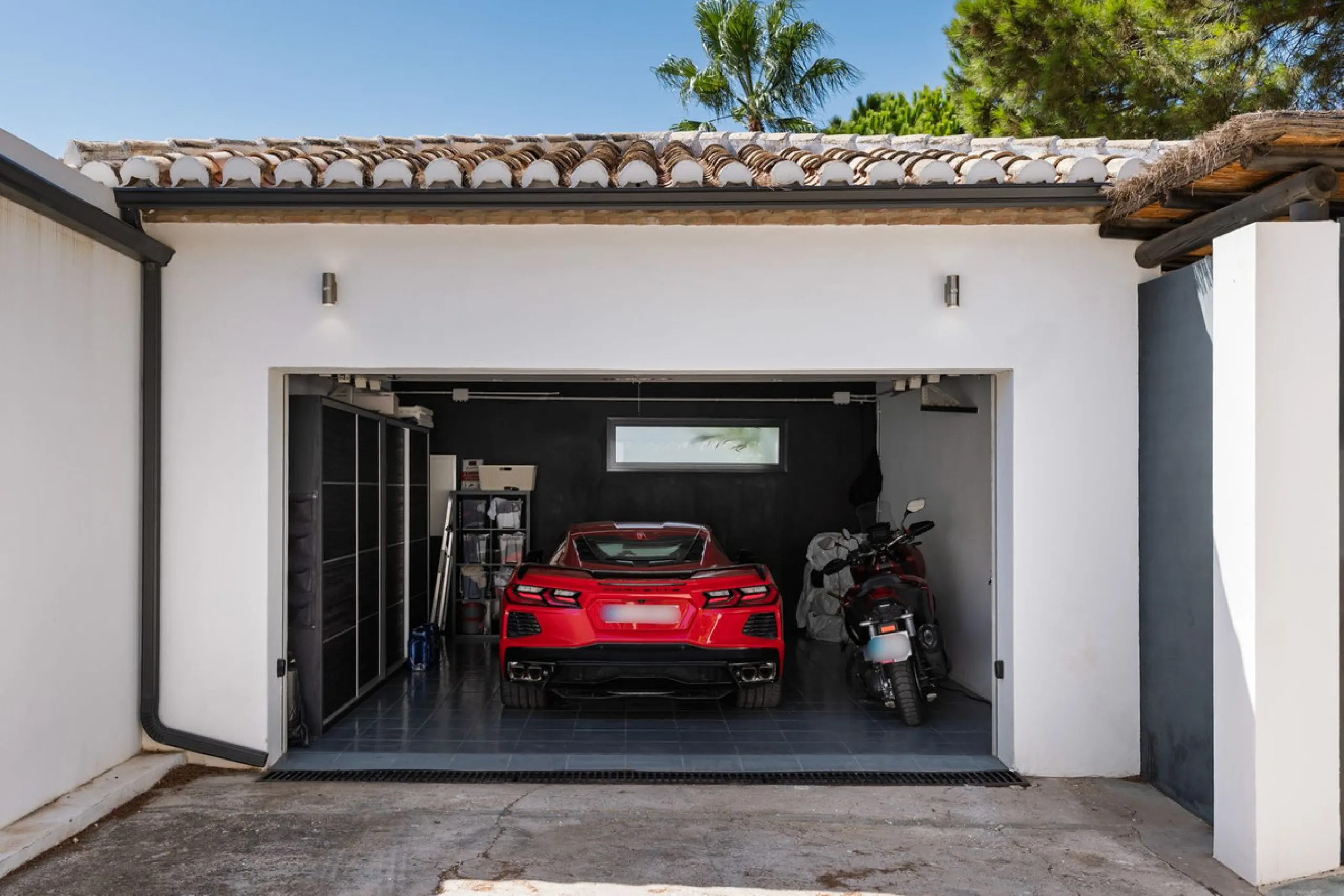 Spectacular villa that perfectly blends Mediterranean style with contemporary design, combining traditional charm with modern comfort and top-quality finishes. Located in the prestigious Buena Vista area of Mijas, it offers a unique lifestyle in a peacefu