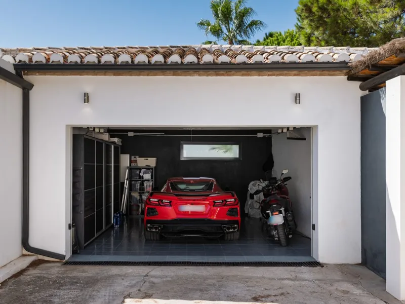 Spectacular villa that perfectly blends Mediterranean style with contemporary design, combining traditional charm with modern comfort and top-quality finishes. Located in the prestigious Buena Vista area of Mijas, it offers a unique lifestyle in a peacefu