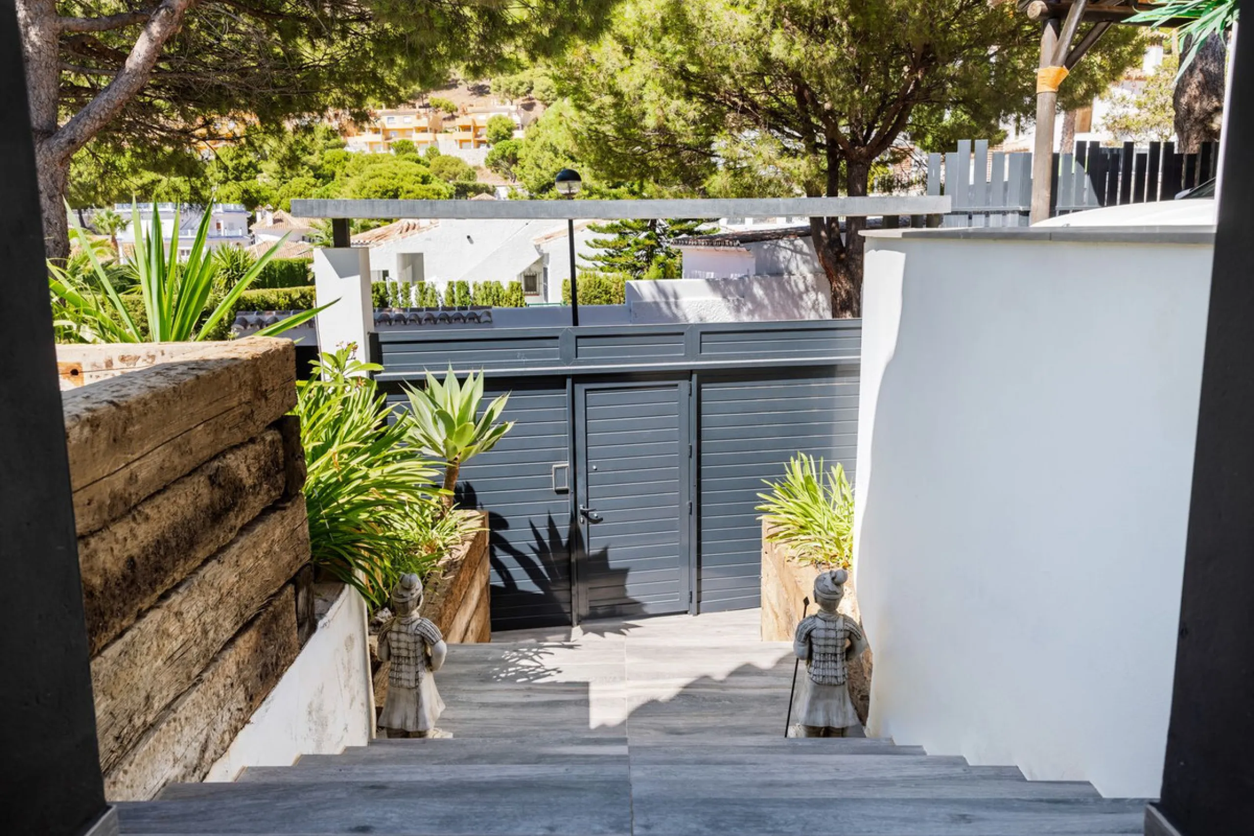 Spectacular villa that perfectly blends Mediterranean style with contemporary design, combining traditional charm with modern comfort and top-quality finishes. Located in the prestigious Buena Vista area of Mijas, it offers a unique lifestyle in a peacefu