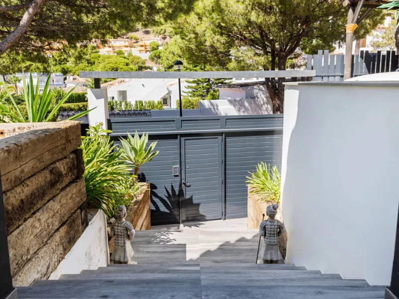 Spectacular villa that perfectly blends Mediterranean style with contemporary design, combining traditional charm with modern comfort and top-quality finishes. Located in the prestigious Buena Vista area of Mijas, it offers a unique lifestyle in a peacefu