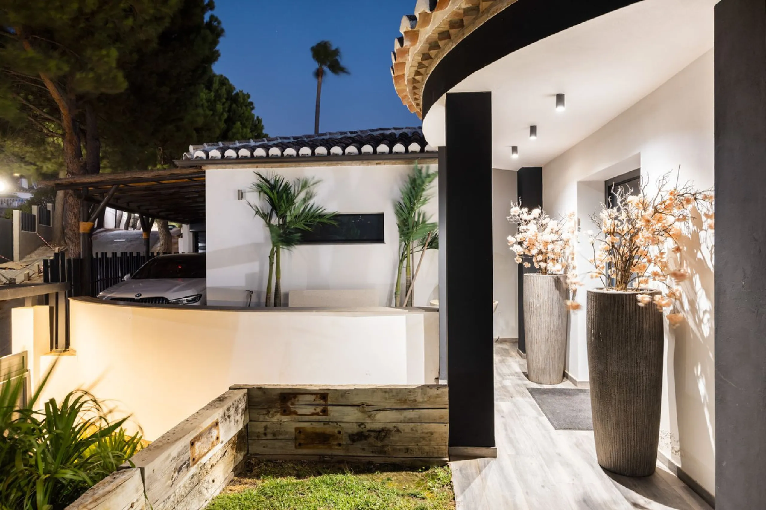 Spectacular villa that perfectly blends Mediterranean style with contemporary design, combining traditional charm with modern comfort and top-quality finishes. Located in the prestigious Buena Vista area of Mijas, it offers a unique lifestyle in a peacefu