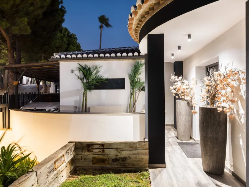 Spectacular villa that perfectly blends Mediterranean style with contemporary design, combining traditional charm with modern comfort and top-quality finishes. Located in the prestigious Buena Vista area of Mijas, it offers a unique lifestyle in a peacefu