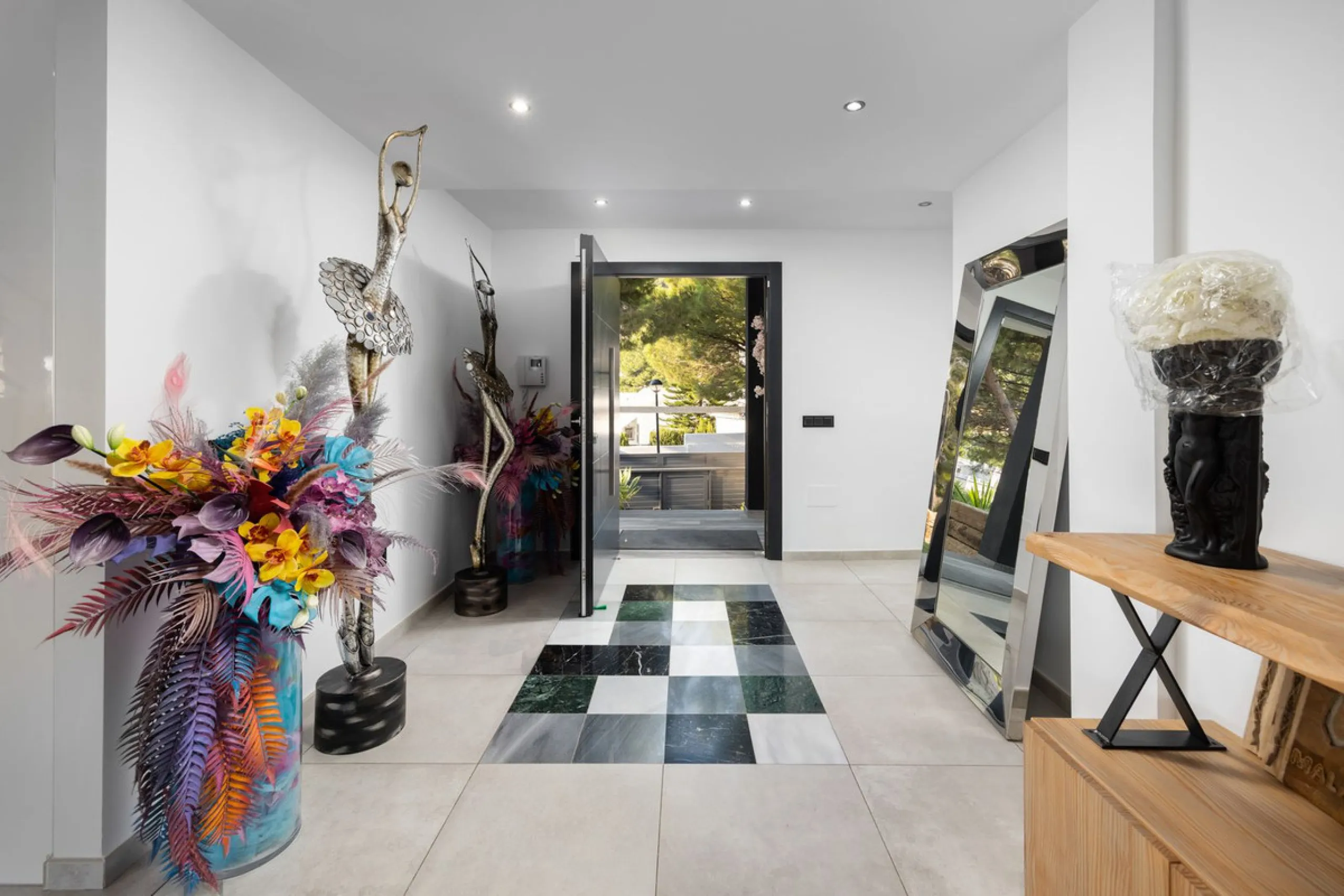 Spectacular villa that perfectly blends Mediterranean style with contemporary design, combining traditional charm with modern comfort and top-quality finishes. Located in the prestigious Buena Vista area of Mijas, it offers a unique lifestyle in a peacefu