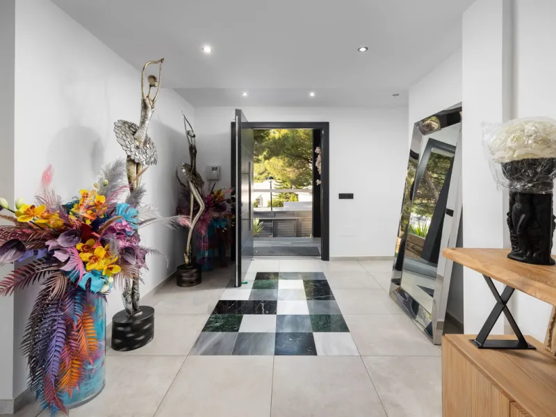 Spectacular villa that perfectly blends Mediterranean style with contemporary design, combining traditional charm with modern comfort and top-quality finishes. Located in the prestigious Buena Vista area of Mijas, it offers a unique lifestyle in a peacefu