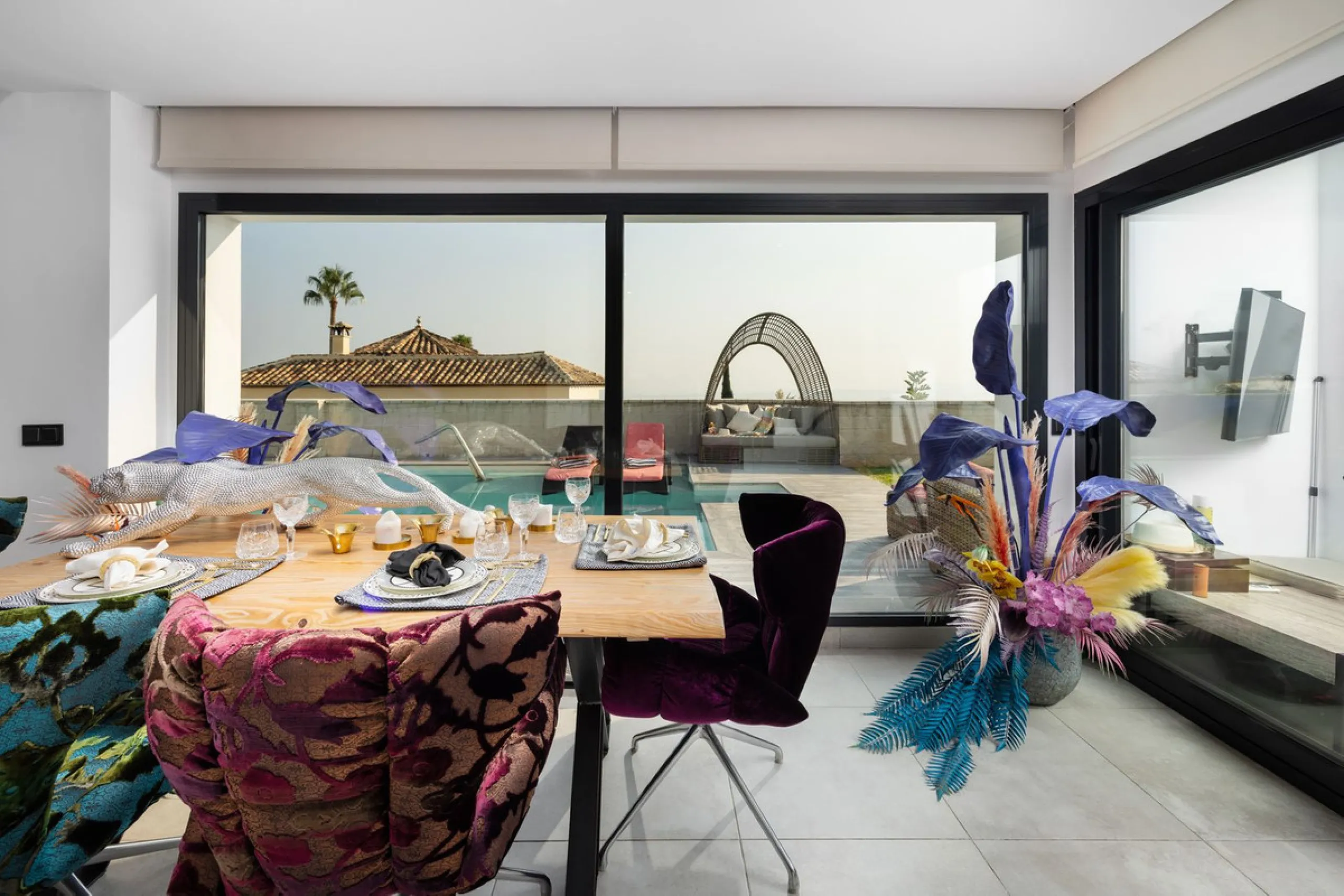 Spectacular villa that perfectly blends Mediterranean style with contemporary design, combining traditional charm with modern comfort and top-quality finishes. Located in the prestigious Buena Vista area of Mijas, it offers a unique lifestyle in a peacefu