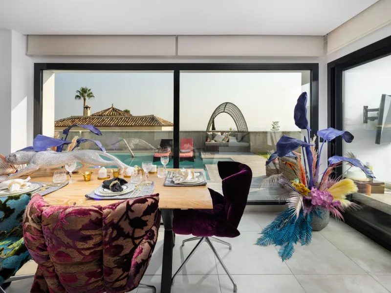 Spectacular villa that perfectly blends Mediterranean style with contemporary design, combining traditional charm with modern comfort and top-quality finishes. Located in the prestigious Buena Vista area of Mijas, it offers a unique lifestyle in a peacefu