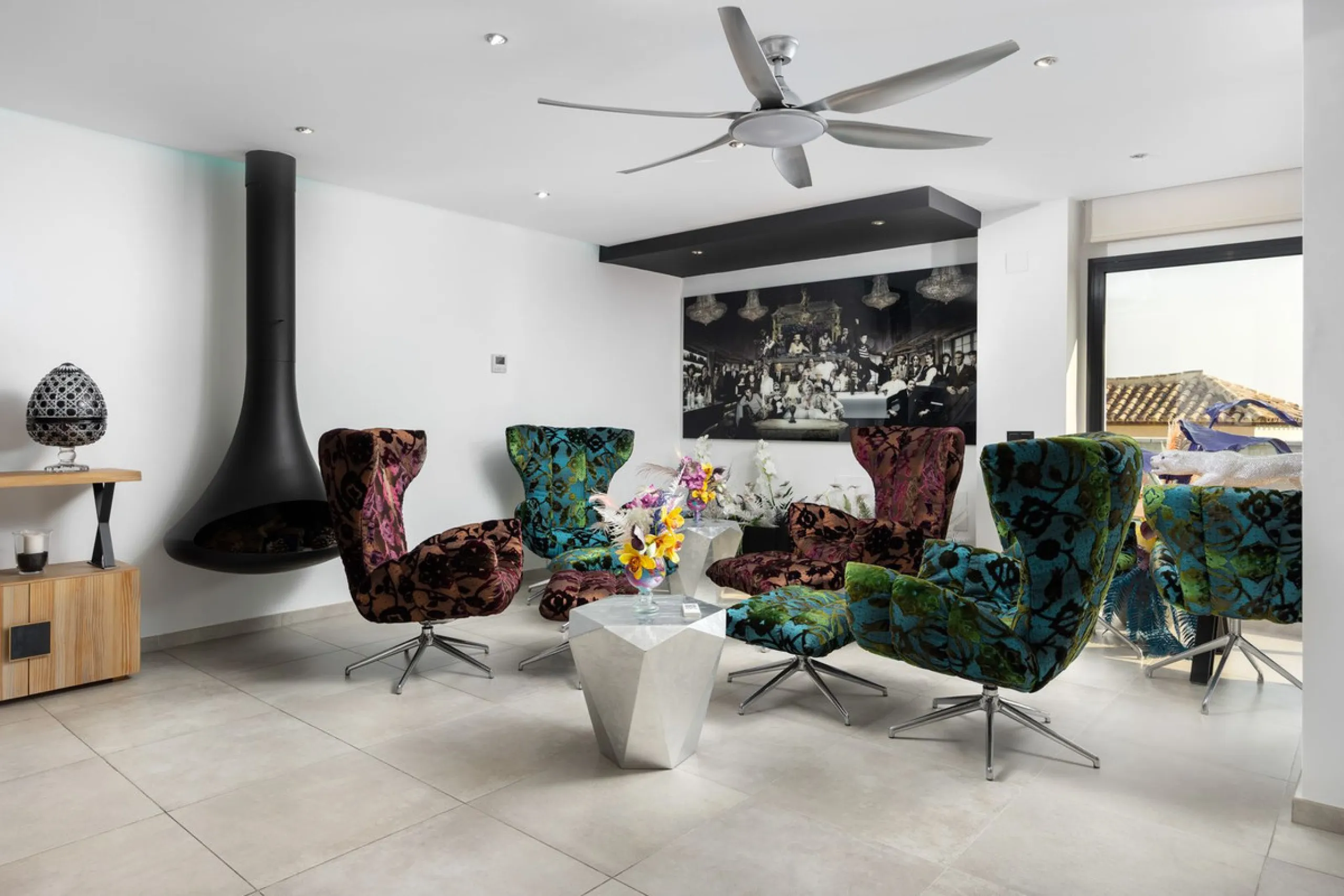 Spectacular villa that perfectly blends Mediterranean style with contemporary design, combining traditional charm with modern comfort and top-quality finishes. Located in the prestigious Buena Vista area of Mijas, it offers a unique lifestyle in a peacefu