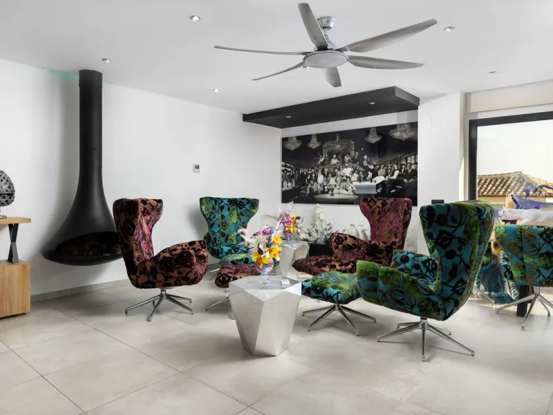 Spectacular villa that perfectly blends Mediterranean style with contemporary design, combining traditional charm with modern comfort and top-quality finishes. Located in the prestigious Buena Vista area of Mijas, it offers a unique lifestyle in a peacefu