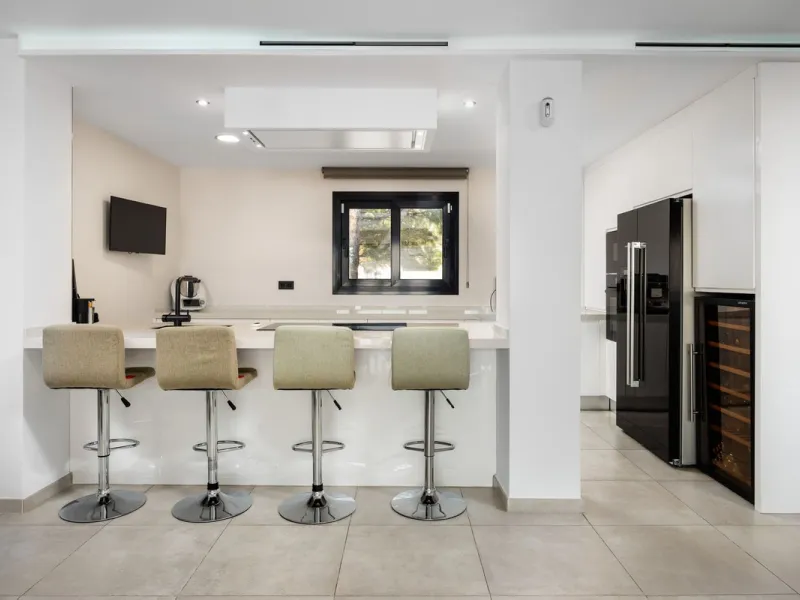 Spectacular villa that perfectly blends Mediterranean style with contemporary design, combining traditional charm with modern comfort and top-quality finishes. Located in the prestigious Buena Vista area of Mijas, it offers a unique lifestyle in a peacefu