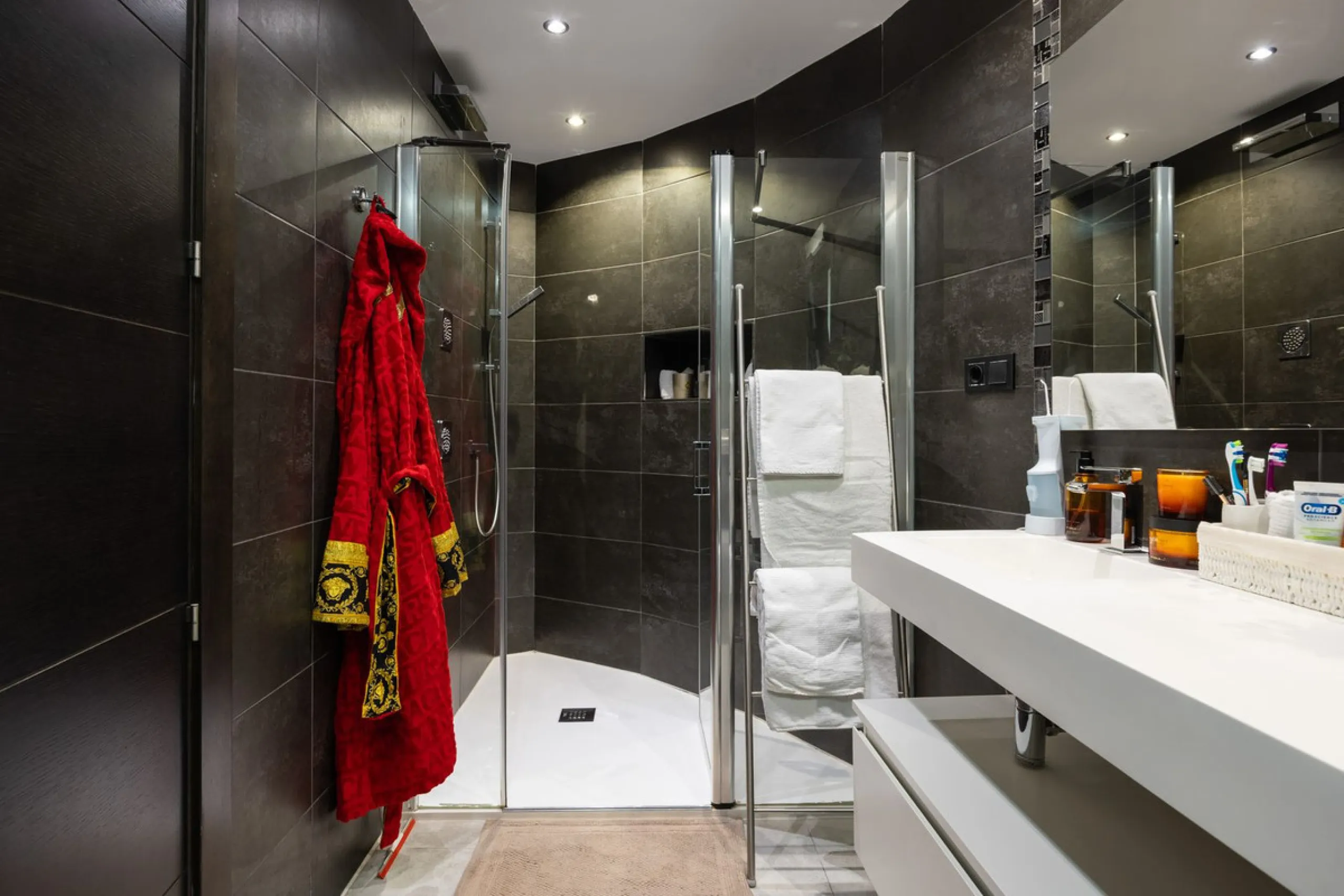 Spectacular villa that perfectly blends Mediterranean style with contemporary design, combining traditional charm with modern comfort and top-quality finishes. Located in the prestigious Buena Vista area of Mijas, it offers a unique lifestyle in a peacefu