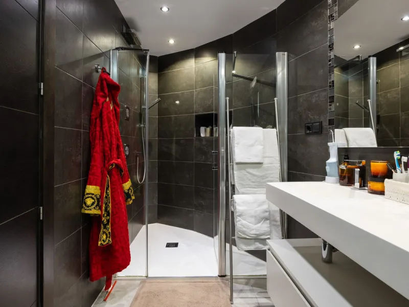 Spectacular villa that perfectly blends Mediterranean style with contemporary design, combining traditional charm with modern comfort and top-quality finishes. Located in the prestigious Buena Vista area of Mijas, it offers a unique lifestyle in a peacefu