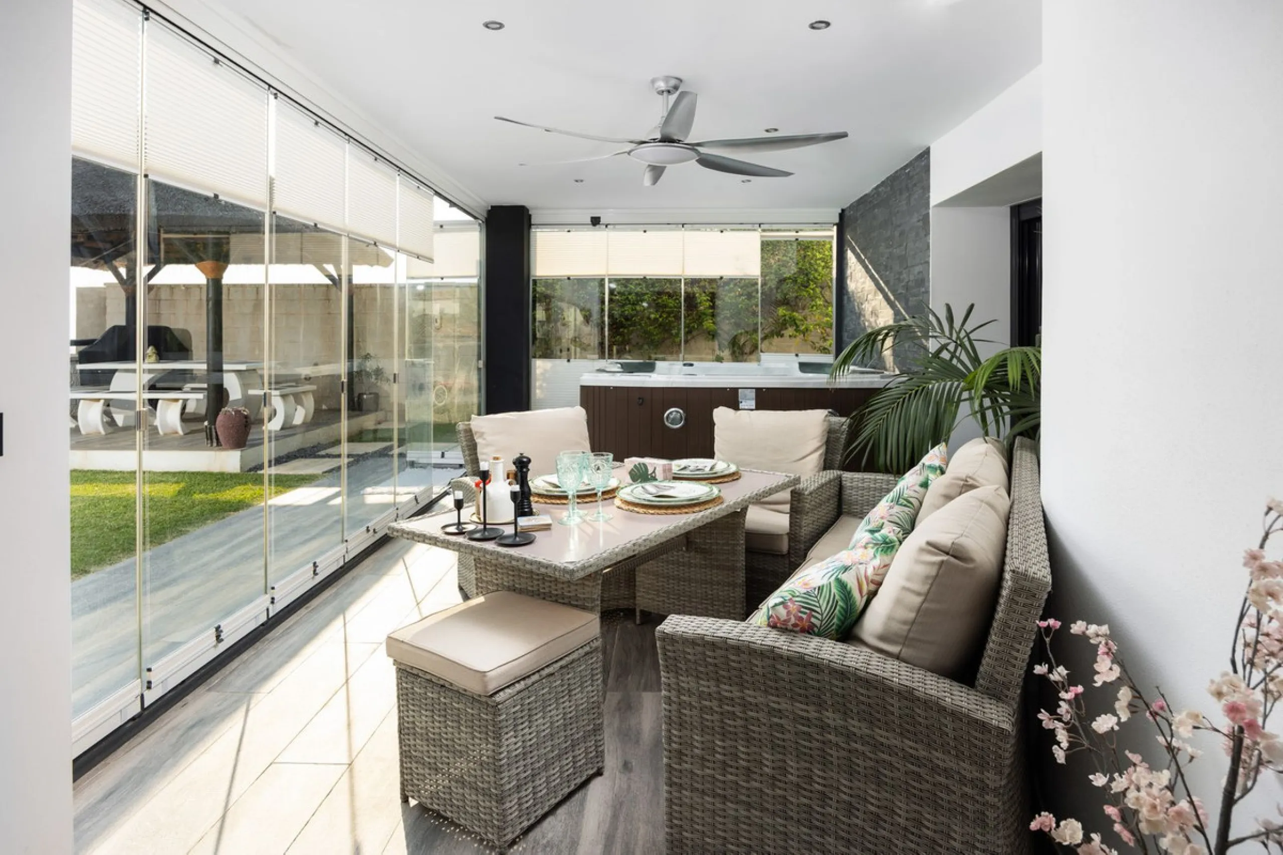 Spectacular villa that perfectly blends Mediterranean style with contemporary design, combining traditional charm with modern comfort and top-quality finishes. Located in the prestigious Buena Vista area of Mijas, it offers a unique lifestyle in a peacefu