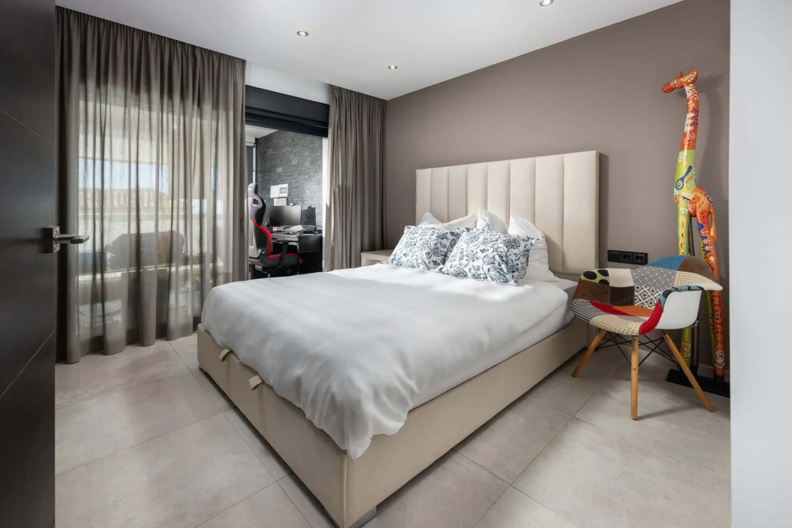 Spectacular villa that perfectly blends Mediterranean style with contemporary design, combining traditional charm with modern comfort and top-quality finishes. Located in the prestigious Buena Vista area of Mijas, it offers a unique lifestyle in a peacefu