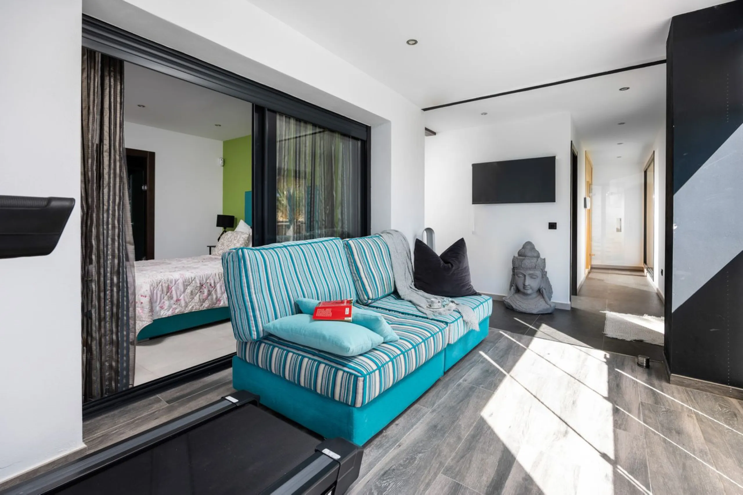 Spectacular villa that perfectly blends Mediterranean style with contemporary design, combining traditional charm with modern comfort and top-quality finishes. Located in the prestigious Buena Vista area of Mijas, it offers a unique lifestyle in a peacefu