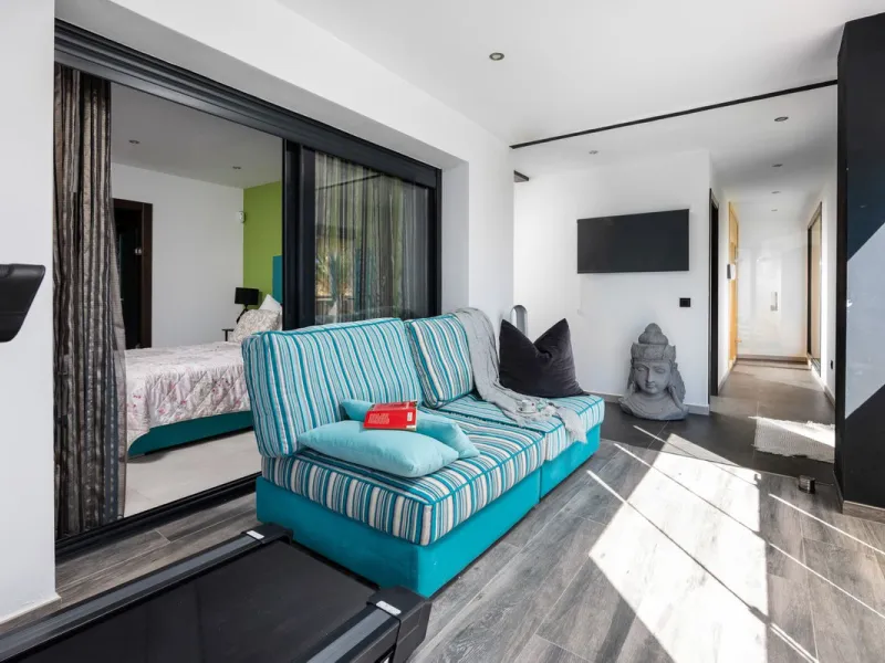 Spectacular villa that perfectly blends Mediterranean style with contemporary design, combining traditional charm with modern comfort and top-quality finishes. Located in the prestigious Buena Vista area of Mijas, it offers a unique lifestyle in a peacefu