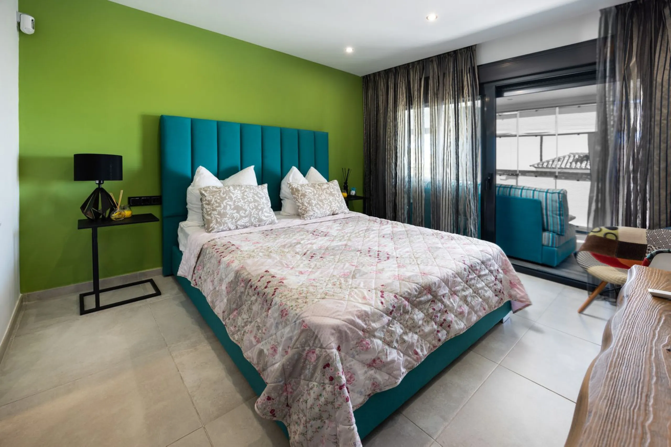 Spectacular villa that perfectly blends Mediterranean style with contemporary design, combining traditional charm with modern comfort and top-quality finishes. Located in the prestigious Buena Vista area of Mijas, it offers a unique lifestyle in a peacefu