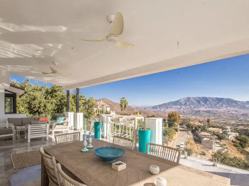 House - Detached Villa в продаже в Marbella, Málaga. В доме 4 спален и 4 ванных комнат. Площадь дома 254 м². Площадь участка 2750 м²