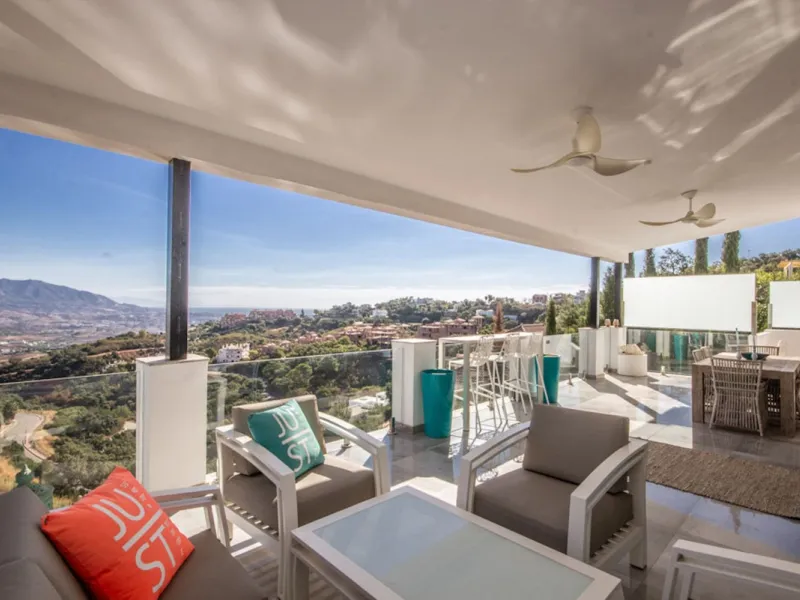 Spacious Family Villa with Panoramic Views in La Mairena