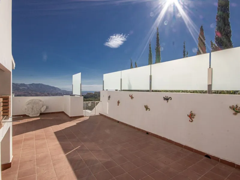 Spacious Family Villa with Panoramic Views in La Mairena