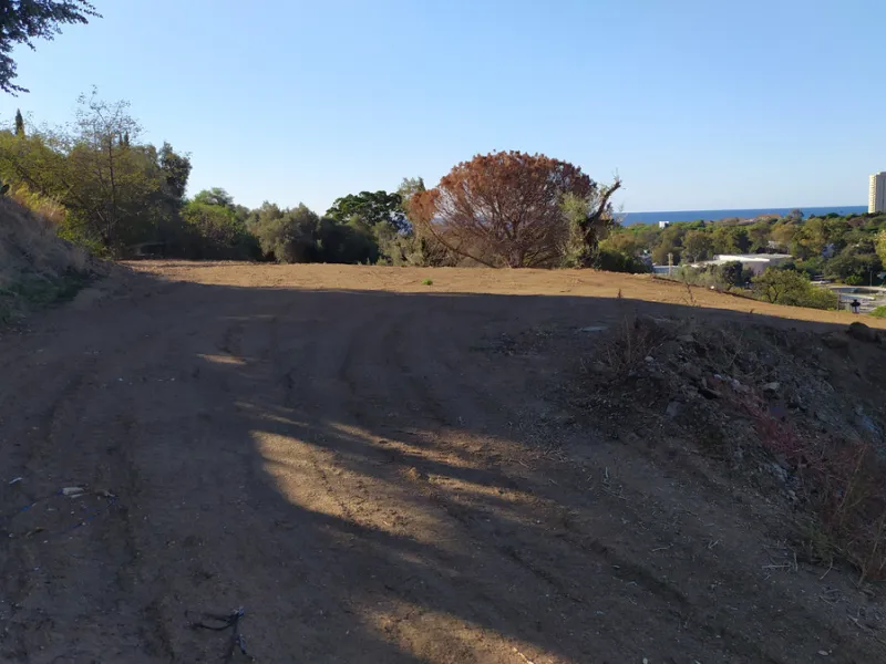 Great land in Elviria, classified as urban for residential use, dimensions: 1497m2, buildable 449.10m2. with fantastic views of the sea and mountains. land prepared to build. It has a pre-approved construction project. mostly flat terrain. Very easy entry