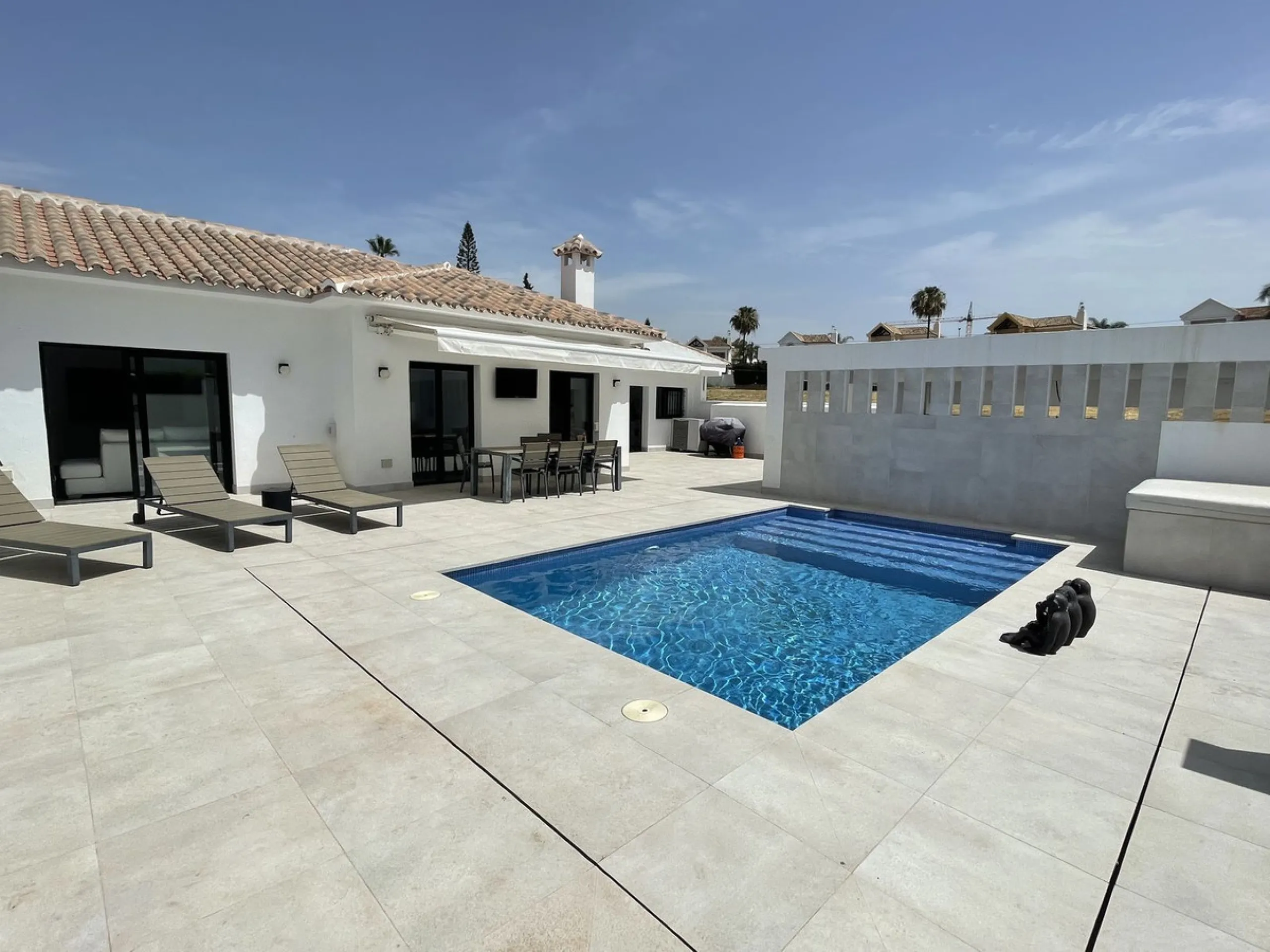 House - Detached Villa в продаже в Marbella, Málaga. В доме 3 спален и 3 ванных комнат. Площадь дома 195 м². Площадь участка 420 м²