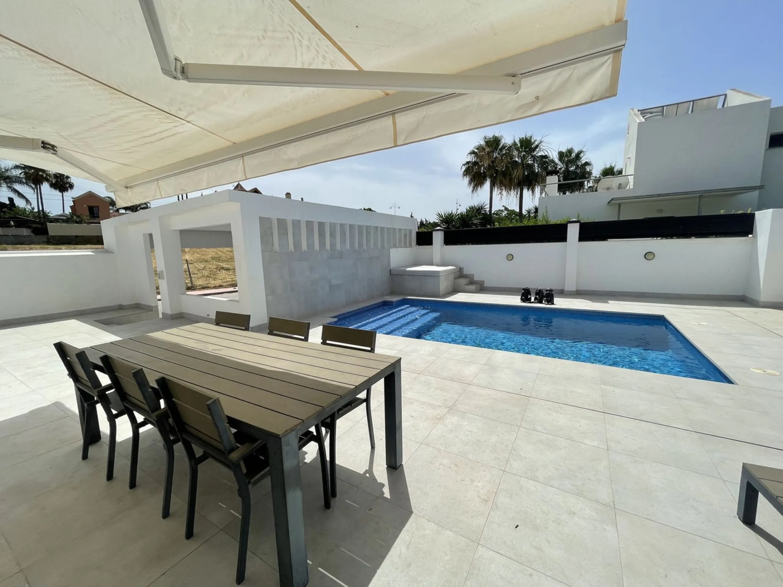 House - Detached Villa в продаже в Marbella, Málaga. В доме 3 спален и 3 ванных комнат. Площадь дома 195 м². Площадь участка 420 м²