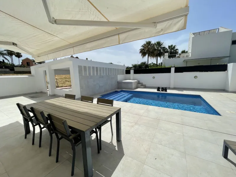 House - Detached Villa в продаже в Marbella, Málaga. В доме 3 спален и 3 ванных комнат. Площадь дома 195 м². Площадь участка 420 м²