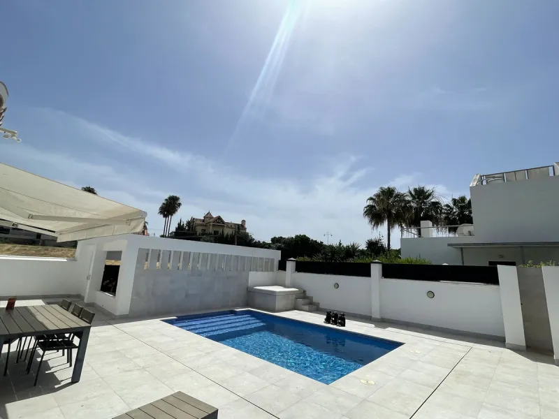 House - Detached Villa в продаже в Marbella, Málaga. В доме 3 спален и 3 ванных комнат. Площадь дома 195 м². Площадь участка 420 м²