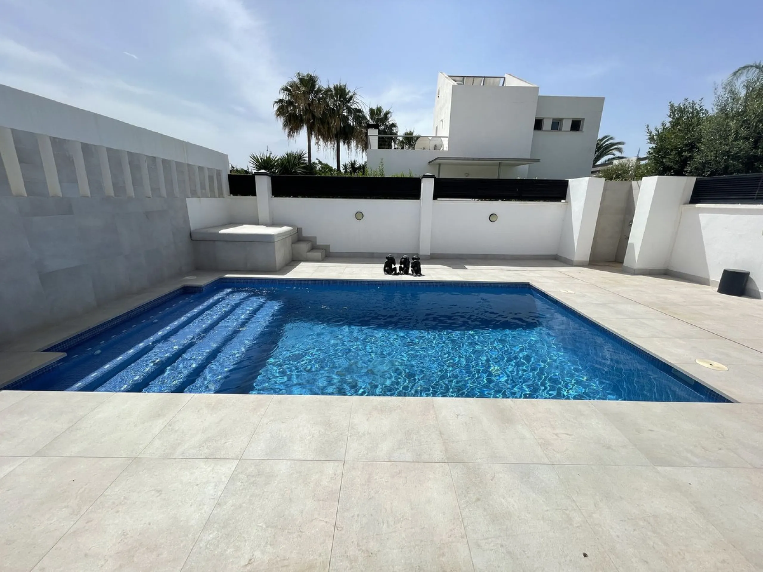 House - Detached Villa в продаже в Marbella, Málaga. В доме 3 спален и 3 ванных комнат. Площадь дома 195 м². Площадь участка 420 м²