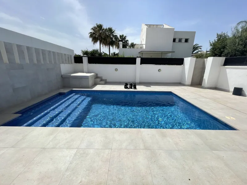 House - Detached Villa в продаже в Marbella, Málaga. В доме 3 спален и 3 ванных комнат. Площадь дома 195 м². Площадь участка 420 м²