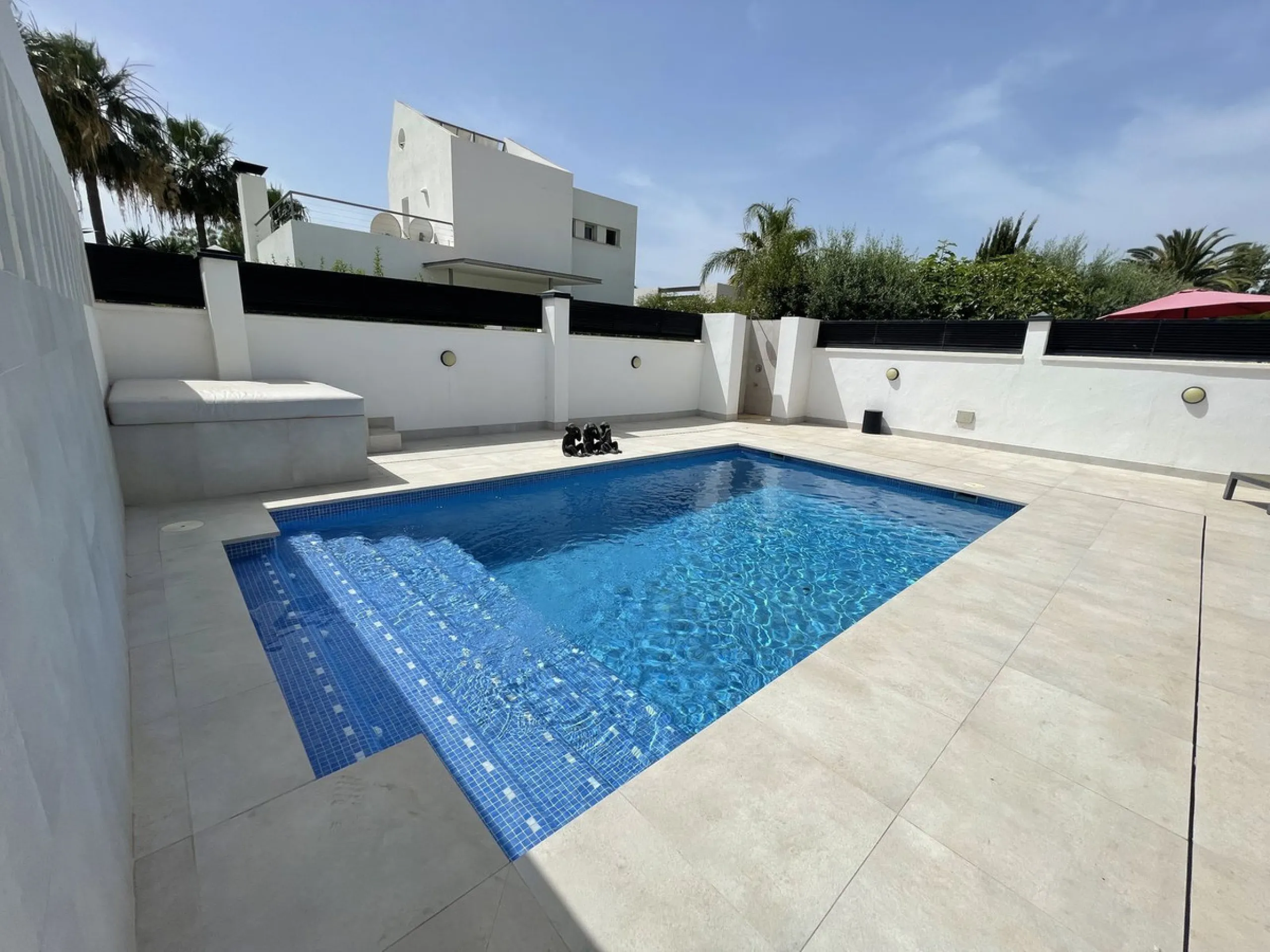 House - Detached Villa в продаже в Marbella, Málaga. В доме 3 спален и 3 ванных комнат. Площадь дома 195 м². Площадь участка 420 м²