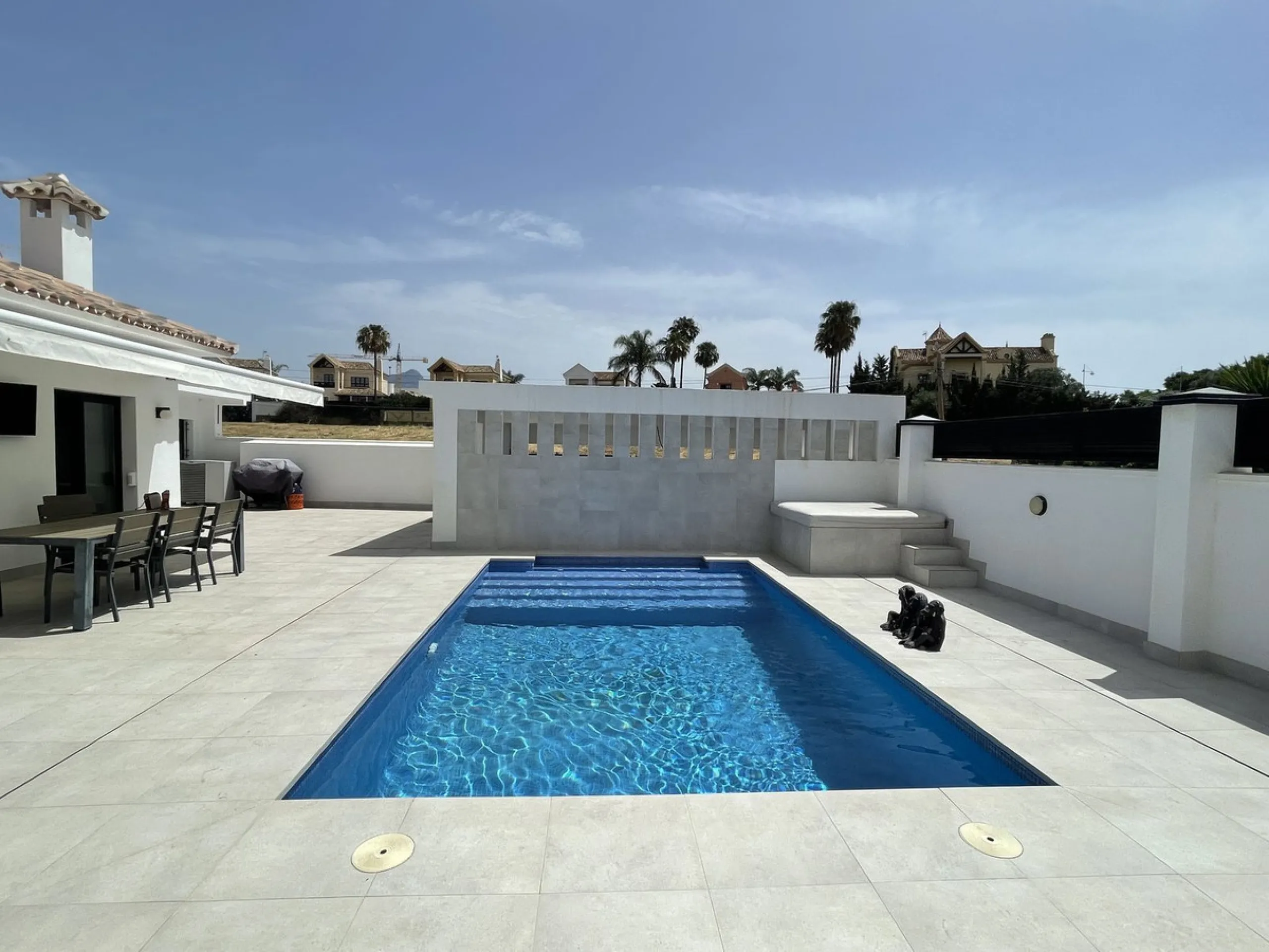 House - Detached Villa в продаже в Marbella, Málaga. В доме 3 спален и 3 ванных комнат. Площадь дома 195 м². Площадь участка 420 м²