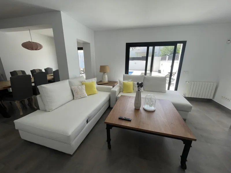 House - Detached Villa в продаже в Marbella, Málaga. В доме 3 спален и 3 ванных комнат. Площадь дома 195 м². Площадь участка 420 м²
